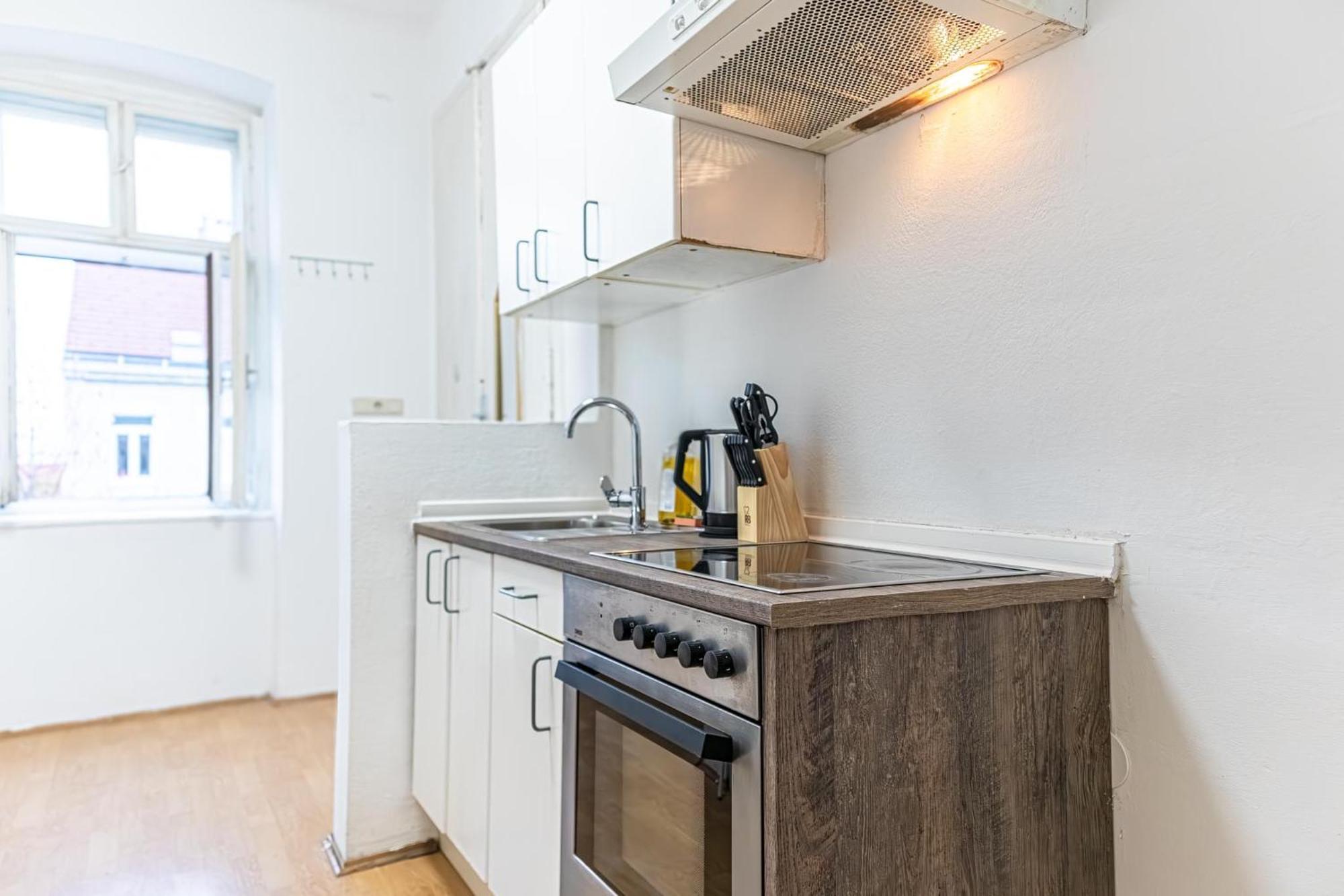 Spacious 2br -near Wiener Stadthalle Burggassewiener Well Located Apartament