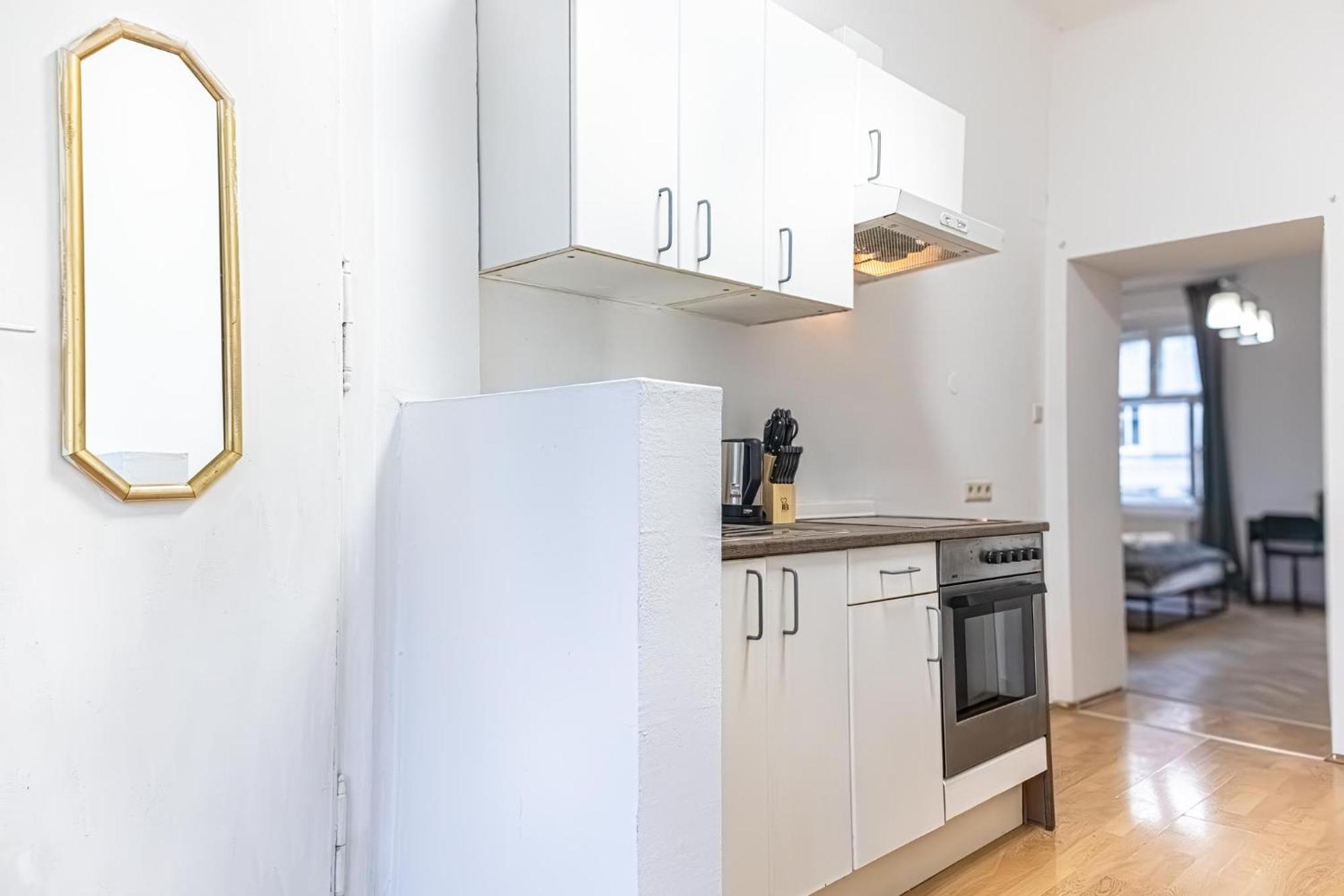 Spacious 2br -near Wiener Stadthalle Burggassewiener Well Located Apartament Wiedeń